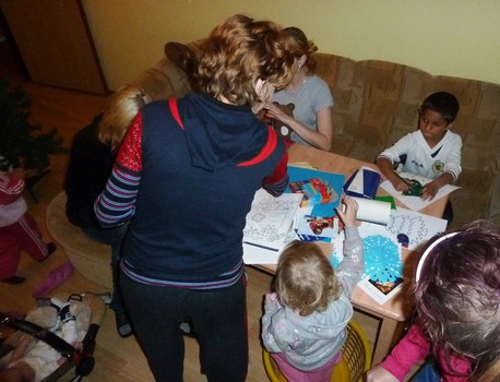 Maminky s dětmi vyráběly vánoční ozdoby a pomáhaly vyzdobit azylový dům